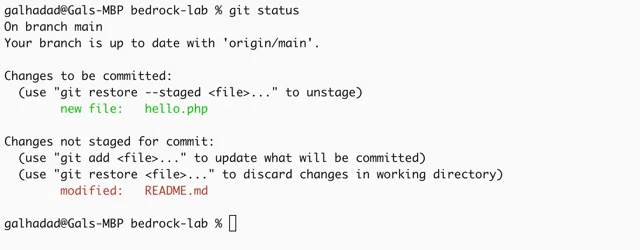 צילום מסך של פלט git status בטרמינל, קובץ אחד ב-staging בצבע ירוק וקובץ אחר ב-Working Directory בצבע אדום